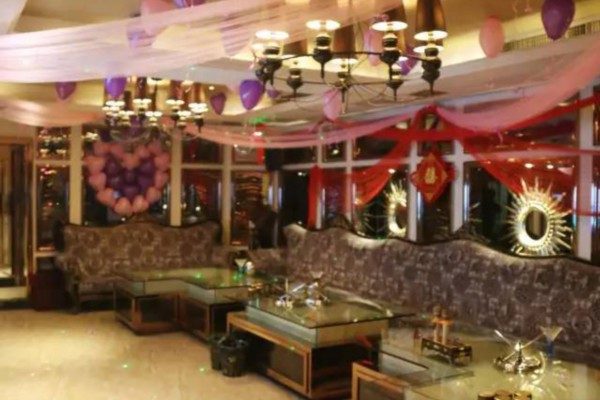 广州岗顶村夜市狂欢：美食、娱乐一网打尽，不容错过